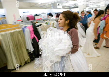 Bräute, hetzen, um beim Rabatt Ausverkauf im Filene s Keller Store in New York USA 3. März 2006 Brautkleider anprobieren Stockfoto