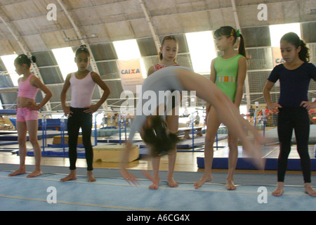 Kinder Ausbildung Gerätturnen Stockfoto