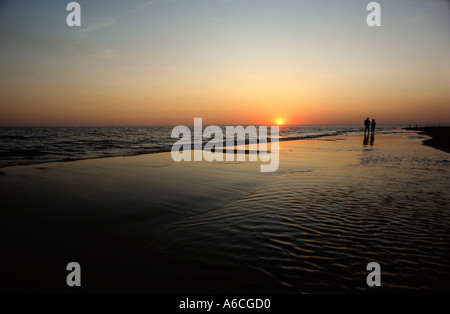 Sonnenuntergang am Strand am Mittelmeer in der Nähe von Nizza Südfrankreich Stockfoto
