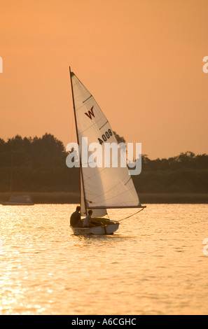 Segelboot auf Norfolk Broads bei Sonnenuntergang Stockfoto