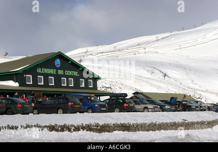 Skikars, die im Scottish Glenshee Summit Ski Center geparkt sind  Parkplatz Spittal of Glen Shee, Braemar, Cairngorms National Park, Aberdeenshire, UK Stockfoto