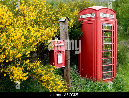 Ländliche BT British Telekommunikation Telefonzelle oder Stand Kiosk in der Nähe von Post Box und Ginster, an Crathie, Balmoral Estate, Cairngorms National Park, Schottland, Großbritannien Stockfoto