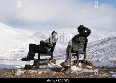 Landschaft Glenshee Ski Center; Statuen von 'Tommy und Ehefrau' von Malcolm Robertson. Übersehen schottischen Winter Skifahrer. Cairngorms National Park. Schottland. Stockfoto