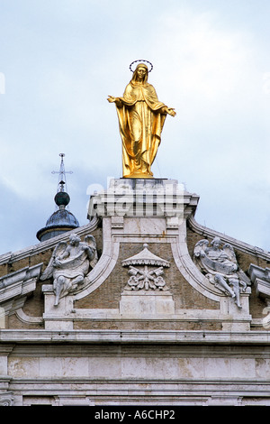 Goldene Statue der Maria am oberen Rand der Kirche Santa Maria Degli Angeli in Assisi Italien Stockfoto