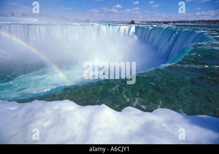 Kanada Ontario Niagara Falls Horseshoe Falls im Winter mit Regenbogen Stockfoto