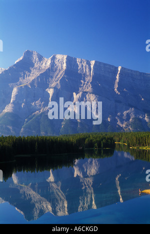 Kanada Alberta Banff Banff Nationalpark Mount Rundle betrachtet aus zwei Jack See Stockfoto
