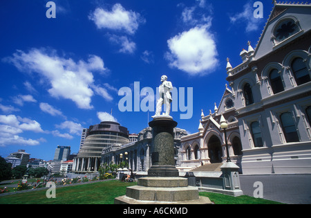 Neuseeland Wellington The Beehive Parliament und Statue von Richard Seddon Stockfoto