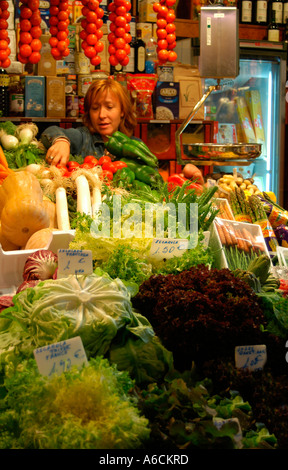 La Boqueria, Barcelona, einer der vielen Gemüse Stände auf dem Markt Stockfoto