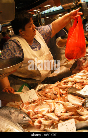 Fischhändler in der berühmten Boqueria Markt in Barcelona, Spanien Stockfoto