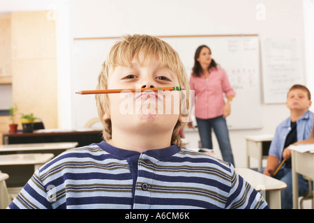 Schüler im Klassenzimmer herum Goofing