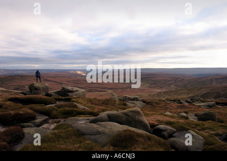 Mit Blick auf Hoffnung Wald von einem Felsvorsprung auf Bleaklow der zweite höchste Berg im Peak District Stockfoto