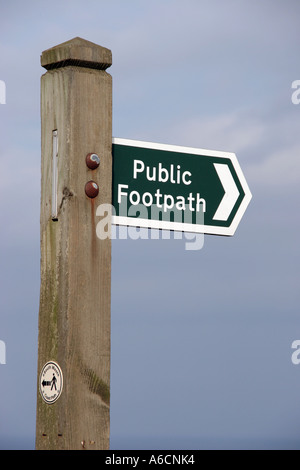 Öffentlichen Wanderweg-Zeichen auf dem South West Coast Path in Cornwall Stockfoto