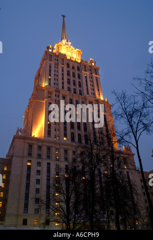 Ein Stalin Stil Hochhaus - Hotel Ukraina - in Moskau mit Flutlicht in der Abenddämmerung Stockfoto