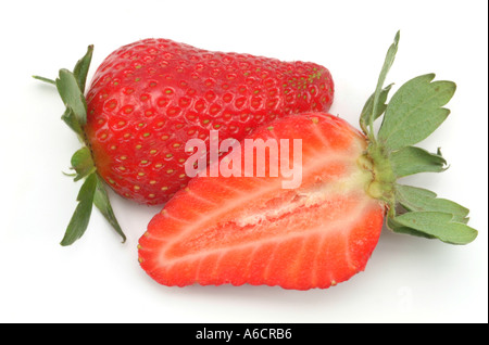 2 halbe Erdbeeren Kreuz Abschnitt Ausschnitt ausschneiden weißen Hintergrund Stockfoto