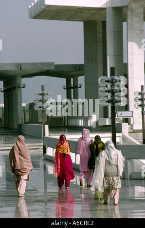 Pakistan Islamabad Religion Shah Faisal Mosque Geschenk von Saudi Arabien Frauen laufen im Hof Stockfoto