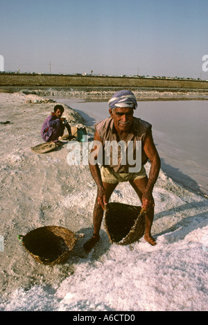 Karachi Pakistan Sind Mann panning für Salz Stockfoto