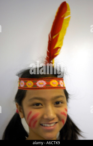 vertikale Tag Tageslicht Farbe Farbe Indianerinnen Kostüm Kostüm Kind Kind einzelne eine individuelle Pose preteen jungen Youngster yout Stockfoto