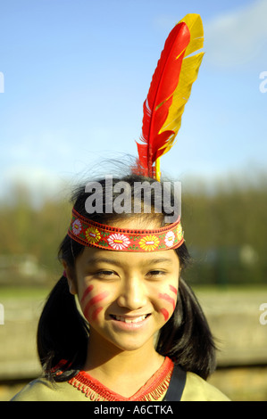 vertikale Tag Tageslicht Farbe Farbe Indianerinnen Kostüm Kostüm Kind Kind einzelne eine individuelle Pose preteen jungen Youngster yout Stockfoto