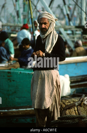 Pakistan Sind Karachi Fisch Hafen Fischer auf deck Stockfoto