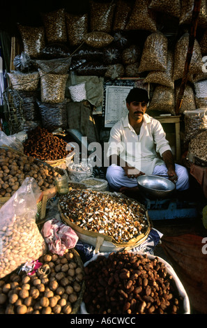 Pakistan Rawalpindi Rajah Basar Mutter Verkäufer in Gemüsemarkt Stockfoto