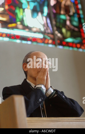 Menschen beten innen Kirche Stockfoto