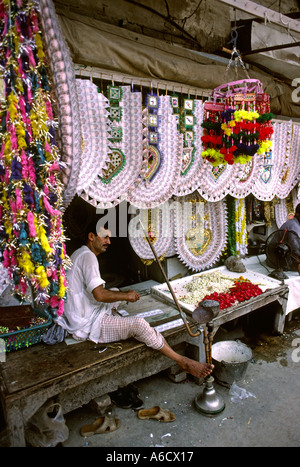 Pakistan Rawalpindi Rajah Basar Hochzeit Girlande Geldmacher Stockfoto