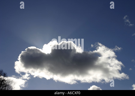 Die Strahlen der Sonne erstrahlen, dramatisch hinter eine Wolke Stockfoto