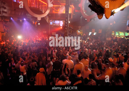 tanzen und feiern in den Bars in Birmingham und eine gute Zeit die Werke keine genannte gatecrasher Stockfoto