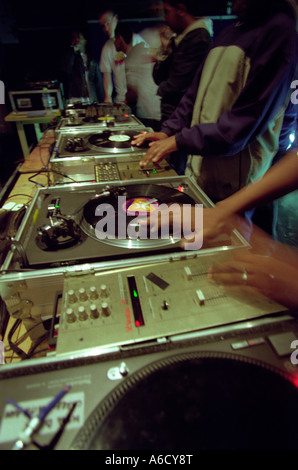 DJs Hände kratzen und spielen Datensätze spielen alles von Garage zu hip Hop Kratzer kratzen hand Hände Stockfoto