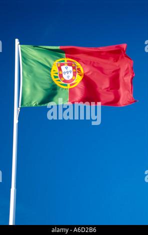 Die Portugiesische Flagge flattert gegen einen blauen Himmel. Stockfoto