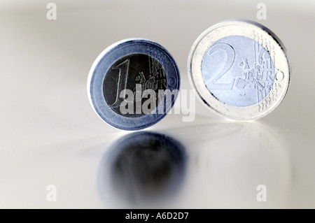 Miniatur Business Men Figuren Dinge im Zusammenhang mit Finanzen zu diskutieren. Stockfoto