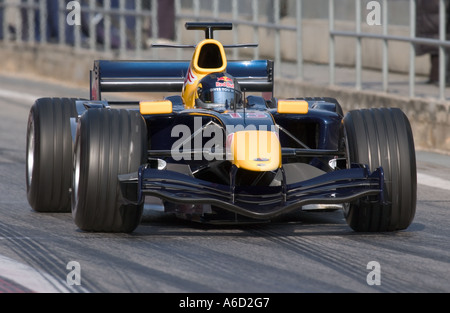 Formel 1-Fahrer Christian Klien AUT in seinem Red Bull Cosworth-Rennwagen auf dem Circuit de Catalunya in der Nähe von Barcelona Stockfoto