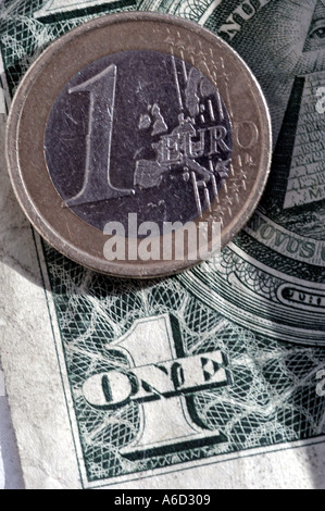 Ein ein-Euro-Münze und eine Rechnung von einem US-Dollar. Stockfoto