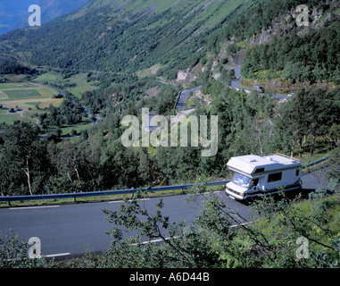 Zick-Zack-Bergstraße aufsteigend von Geiranger zum Dalsnibba, Møre Og Romsdal, Norwegen. Stockfoto