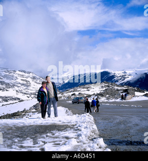 Schnee am Straßenrand Anfang Juni unter Dalsnibba über Geiranger, Møre Og Romsdal, Norwegen. Stockfoto