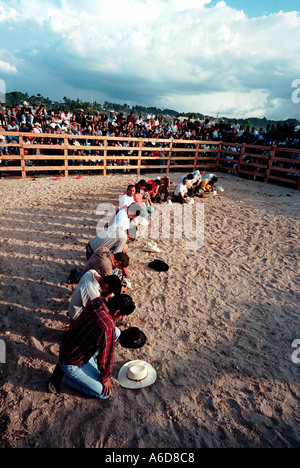 Patronal San Martin Jilotepeque Guatemala sagen Gebete vor das Rodeo beginnt Stockfoto