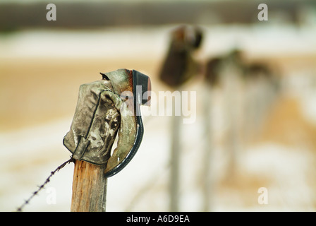 Cowboy-Stiefel auf einem Zaun Stockfoto