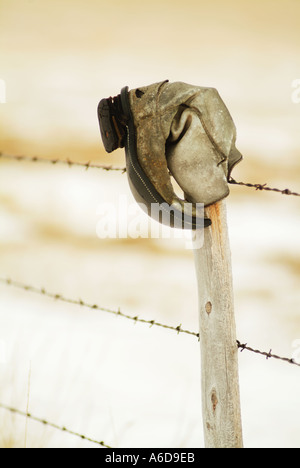 Cowboy-Stiefel auf einem Zaun Stockfoto