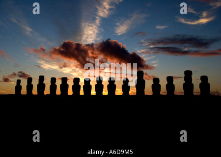 Ahu Tongariki, am südlichen Küste der Osterinsel, Rapa Nui, Südsee, Polynesien, Tongariki in der Morgendämmerung, Sonnenaufgang Stockfoto