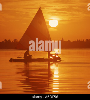 paar auf Segelboot auf See bei Sonnenuntergang Stockfoto