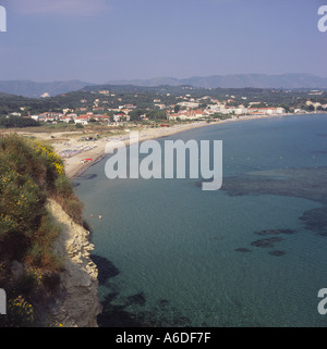 Blick über die geschwungene Bucht und Strand am Tsilvi mit Hügeln im Norden in der Ferne Zakynthos die griechischen Inseln Griechenlands Stockfoto