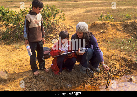 Prüfung der Wasserqualität, Vietnam Stockfoto