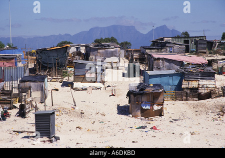 Blick auf den Hütten im Township Khayelitsha vor dem Tafelberg, Kapstadt, Südafrika Stockfoto
