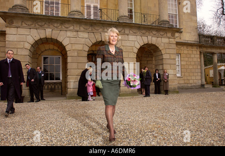 CAMILLA PARKER BOWLES BESUCH DES HOLBURNE MUSEUMS IN BATH UK FEB 2006 Stockfoto