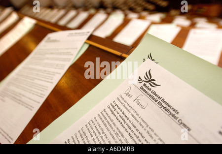 BRIEFE ERWARTEN LIBERALER DEMOKRAT MITGLIEDER VOR VERSAMMLUNGEN AN DER CARDIFF UNIVERSITY Stockfoto