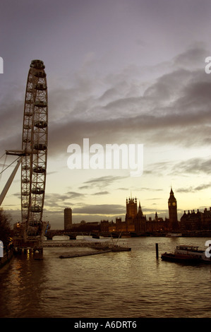 Ein Blick auf die Themse London Eye und die Häuser von Parlament in Westminster London Stockfoto