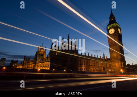 Ein Blick auf die Häuser von Parlament von Westminster Bridge bei Nacht Stockfoto