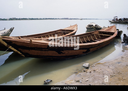 Bootsbauer an den Ufern des Flusses Niger in Bamako, Mali Stockfoto