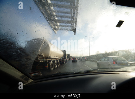In Schuss eines Lieferwagens mit Leitern Reisen entlang einer englischen Autobahn mit dichtem Verkehr und eine schwere Lkw im Blick UK Stockfoto