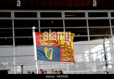 Königliche Standarte von Königin Elizabeth II. bei Eröffnung der Senedd Nationalversammlung für Wales Cardiff Bay South Wales UK verwendet Stockfoto